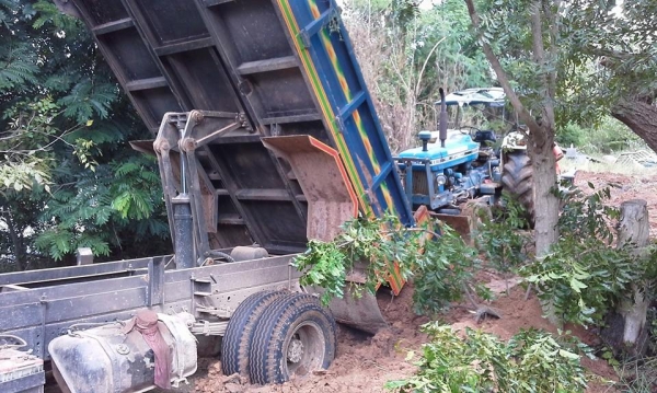 ขายรถดั้มหกล้อ ราคาลงมา 800000 บาทถ้วนเเล้วครับ
