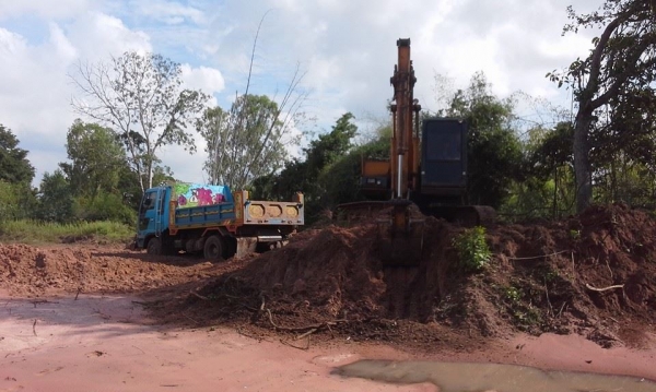 ขายรถดั้มหกล้อ ราคาลงมา 800000 บาทถ้วนเเล้วครับ