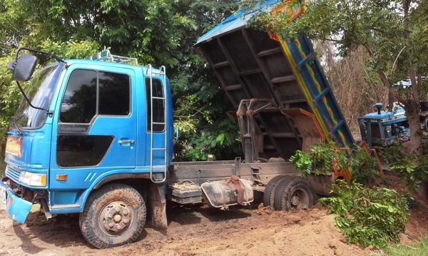 ขายรถดั้มหกล้อ ราคาลงมา 800000 บาทถ้วนเเล้วครับ