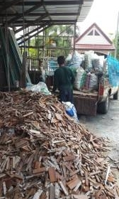 ไม้ปาเก้ไม้สักถูกๆไม้สักครับมีประมาณ 800 ตารางเมตรครับไว้ดัดแปลงทำอย่างอื่นงานศิลป์ต่างๆได้ครับ  ตารางเมตรละ 100  บาทครับราคานี้คุ้มมากครับ