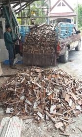 ไม้ปาเก้ไม้สักถูกๆไม้สักครับมีประมาณ 800 ตารางเมตรครับไว้ดัดแปลงทำอย่างอื่นงานศิลป์ต่างๆได้ครับ  ตารางเมตรละ 100  บาทครับราคานี้คุ้มมากครับ