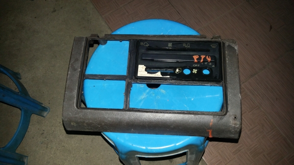 กรอบคอนโซนตรงสวิทแอรของร๊อกี้กี้