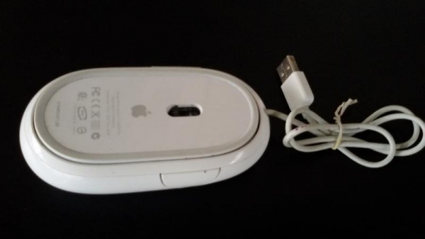 ขาย Apple Magic Mouse มือ2 ใช้งานได้ปกติ สภาสวยมาก 95 เปอร์เซ็นต์ ราคาตัวละ 800 บาทพร้อมส่งทั่วไทย