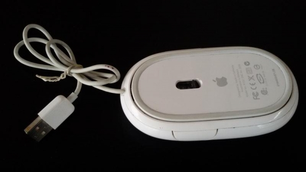 ขาย Apple Magic Mouse มือ2 ใช้งานได้ปกติ สภาสวยมาก 95 เปอร์เซ็นต์ ราคาตัวละ 800 บาทพร้อมส่งทั่วไทย
