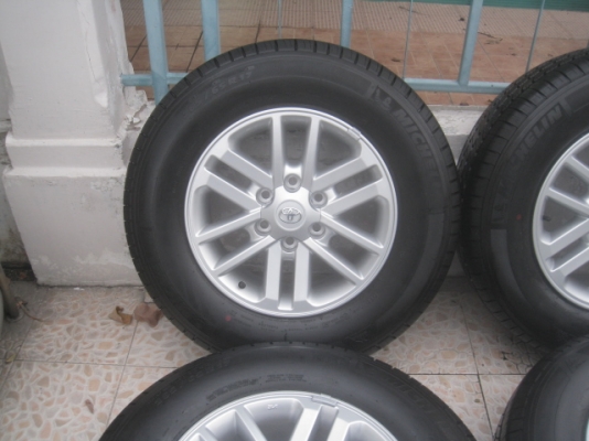 ขายล้อแม็กป้ายแดง toyota fortuner 17"x7.5"พร้อมยางปี 14สนใจติดต่อเล็กคลองสามครับ (081-3747940)