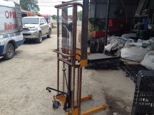 ขายลิฟยกของแบบเหยียบ รับน้ำหนักได้ 400 kg. ยกได้สูง 150 cm. สภาพสวย ขึ้น-ลง นิ่มมากครับ พร้อมใช้งานมี 2 ตัวครับ