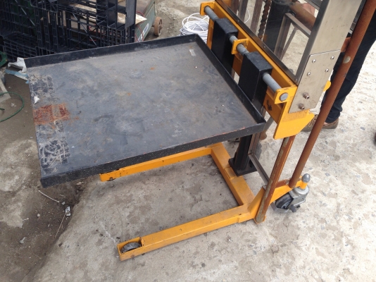 ขายลิฟยกของแบบเหยียบ รับน้ำหนักได้ 400 kg. ยกได้สูง 150 cm. สภาพสวย ขึ้น-ลง นิ่มมากครับ พร้อมใช้งานมี 2 ตัวครับ