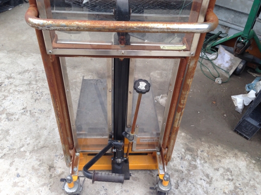 ขายลิฟยกของแบบเหยียบ รับน้ำหนักได้ 400 kg. ยกได้สูง 150 cm. สภาพสวย ขึ้น-ลง นิ่มมากครับ พร้อมใช้งานมี 2 ตัวครับ