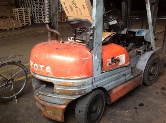 ขายรถฟอร์คลิฟต์ TOYATA ขนาด 2 ตัน ยกสูง 3 เมตร เครื่องดีเซล มี 2 คัน สภาพพร้อมใช้งาน