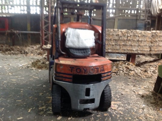 ขายรถฟอร์คลิฟต์ TOYATA ขนาด 2 ตัน ยกสูง 3 เมตร เครื่องดีเซล มี 2 คัน สภาพพร้อมใช้งาน