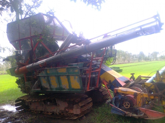 ขายรถเกี่ยวข้าวอุ้ม285000บาท ตัวเดิน10HTปั้ม ไดรกิ้น 22เครื่องฮีโน่ 185แรง