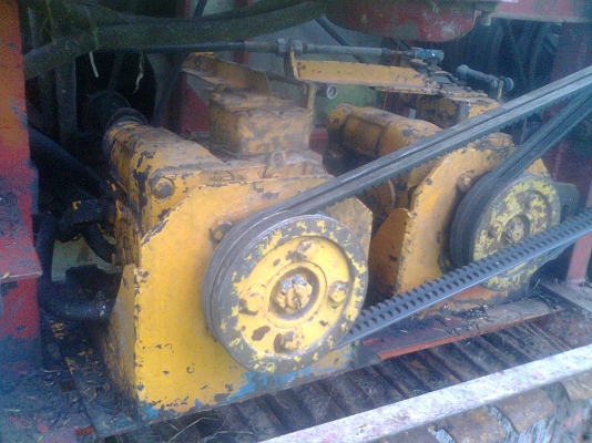 ขายรถเกี่ยวข้าวอุ้ม285000บาท ตัวเดิน10HTปั้ม ไดรกิ้น 22เครื่องฮีโน่ 185แรง