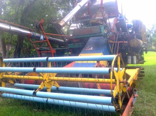 ขายรถเกี่ยวข้าวอุ้ม285000บาท ตัวเดิน10HTปั้ม ไดรกิ้น 22เครื่องฮีโน่ 185แรง