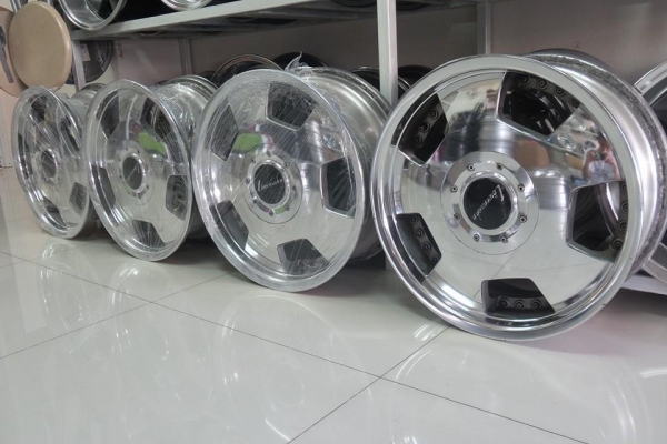 นำเข้าจากญี่ปุ่น Lowenzahn/SUV 17x7 ET 25 PCD 6/139.7 ราคา12800บาท