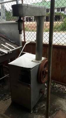 เครื่องทำลูกชิ้นชุดใหญ่สแตนเลสเครื่องใหญ่ครับสแตนเลสทั้งหมดครับพร้อมใช้ครับ มี 2  เครื่องสนใจสอบถามได้ครับ