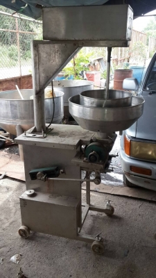เครื่องทำลูกชิ้นชุดใหญ่สแตนเลสเครื่องใหญ่ครับสแตนเลสทั้งหมดครับพร้อมใช้ครับ มี 2  เครื่องสนใจสอบถามได้ครับ