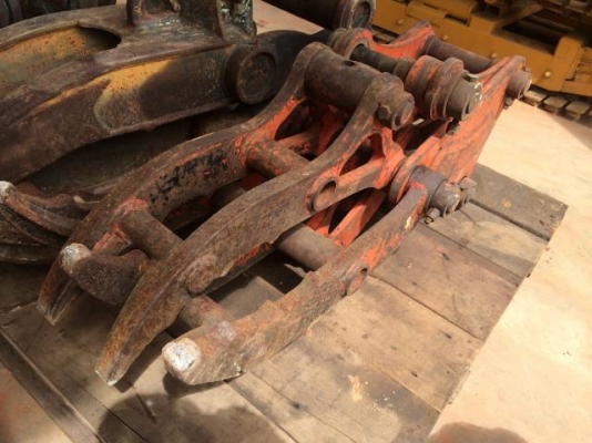 ขายปากคีบเหล็ก ใช้กับ รถขุด PC 60 นำเข้าจากญี่ปุ่น ติดต่อ 081-2990958/089-8368497 (เจ้าของขายเอง)