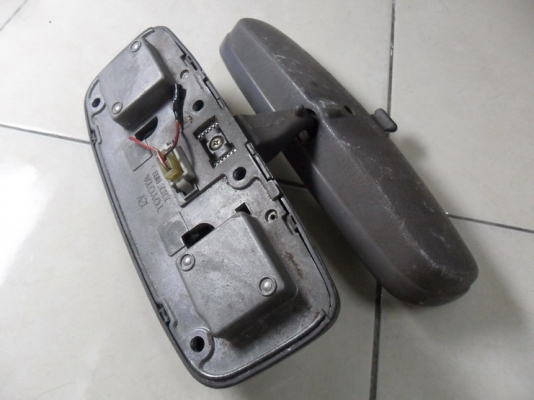 กระจกในเก๋ง TOYOTA มีไฟอ่านแผนที่