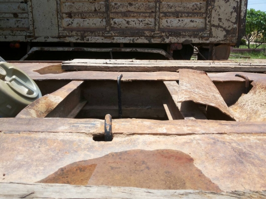 สิบล้อท้ายลาด HINO KT725 แบบสองเพลา เดิมใช้บรรทุก รถแบคโฮ HITACHI ZX200-1