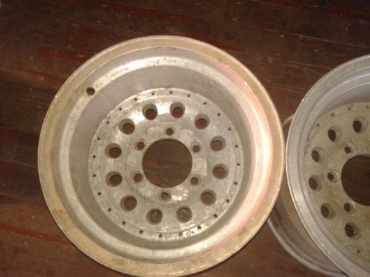 มี 2 วง  ขอบ 15 กว้าง 10 นิ้ว MAKE IN ITALY