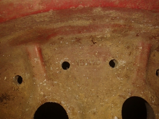 มี 2 วง  ขอบ 15 กว้าง 10 นิ้ว MAKE IN ITALY