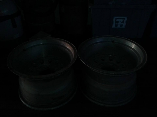 มี 2 วง  ขอบ 15 กว้าง 10 นิ้ว MAKE IN ITALY