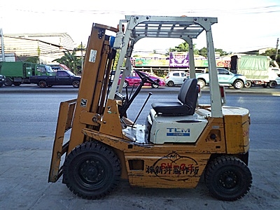 ขายรถยกนิสสัน 1 ตัน  เครื่องเบนซิน   กระบอกคู่   เสาสูง 3 เมตร   พวงมาลัยเพาเว่อร์  สีเดิมจากนอก นำเข้าจากญี่ปุ่น ใช้งานได้ทันที ราคา110000