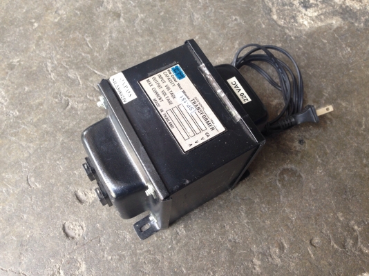 ขายหม้อแปลงไฟฟ้า เข้า 220 V ออก 110 V สภาพใหม่มากพร้อมใช้งานครับ