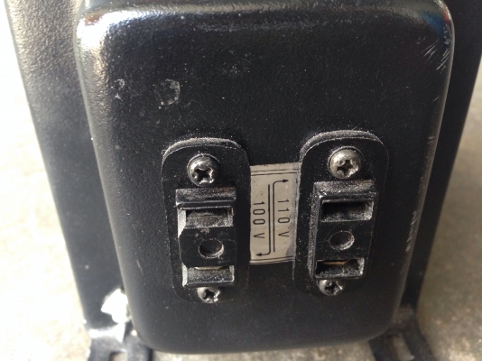 ขายหม้อแปลงไฟฟ้า เข้า 220 V ออก 110 V สภาพใหม่มากพร้อมใช้งานครับ