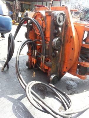 ขายตัวหนีบกระดาษแบบโค้งได้  สำหรับติดรถโฟล์คลิฟท์ขนาด 3.5 ตัน สภาพดีมาก