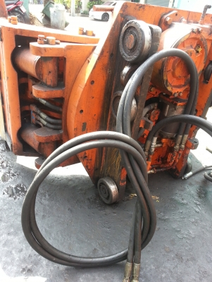 ขายตัวหนีบกระดาษแบบโค้งได้  สำหรับติดรถโฟล์คลิฟท์ขนาด 3.5 ตัน สภาพดีมาก