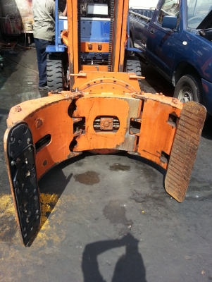 ขายตัวหนีบกระดาษแบบโค้งได้  สำหรับติดรถโฟล์คลิฟท์ขนาด 3.5 ตัน สภาพดีมาก