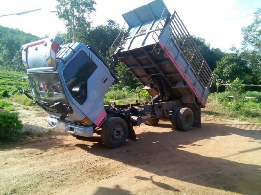 รถอีซูซุ 6 ล้อดั้ม 120 แรงม้า. ปี 43  ( ฝาดำ )  สนใจติดต่อ  081 - 6079515