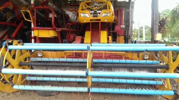 ขายรถเกี่ยวข้าวศักดิ์พัฒนารุ่น KM 50