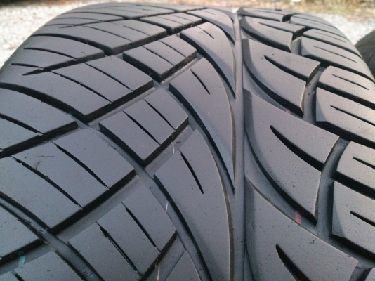 ขายแม็ก6รู139.7 ขอบ20 พร้อมยางNITTO MADE IN JAPAN 265/50R20 ยางสัปดาห์ที่05 ปี13 ดอกยางนิ่มลึกเท่ากันไม่แตกลายไม่กินข้างสวยมาก สภาพ95\% (ใช้งานน้อยมาก) จำนวน 1 ชุด พร้อมน๊อต 24 ตัว