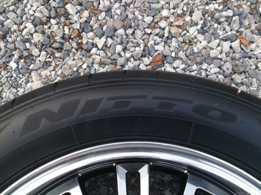 ขายแม็ก6รู139.7 ขอบ20 พร้อมยางNITTO MADE IN JAPAN 265/50R20 ยางสัปดาห์ที่05 ปี13 ดอกยางนิ่มลึกเท่ากันไม่แตกลายไม่กินข้างสวยมาก สภาพ95\% (ใช้งานน้อยมาก) จำนวน 1 ชุด พร้อมน๊อต 24 ตัว