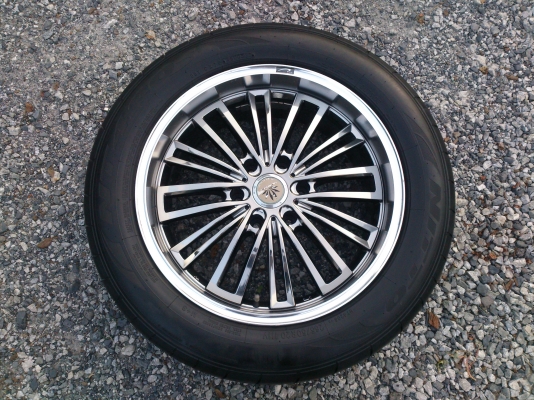 ขายแม็ก6รู139.7 ขอบ20 พร้อมยางNITTO MADE IN JAPAN 265/50R20 ยางสัปดาห์ที่05 ปี13 ดอกยางนิ่มลึกเท่ากันไม่แตกลายไม่กินข้างสวยมาก สภาพ95\% (ใช้งานน้อยมาก) จำนวน 1 ชุด พร้อมน๊อต 24 ตัว