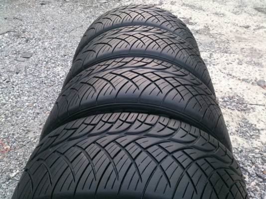 ขายแม็ก6รู139.7 ขอบ20 พร้อมยางNITTO MADE IN JAPAN 265/50R20 ยางสัปดาห์ที่05 ปี13 ดอกยางนิ่มลึกเท่ากันไม่แตกลายไม่กินข้างสวยมาก สภาพ95\% (ใช้งานน้อยมาก) จำนวน 1 ชุด พร้อมน๊อต 24 ตัว