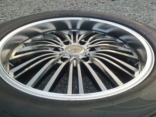 ขายแม็ก6รู139.7 ขอบ20 พร้อมยางNITTO MADE IN JAPAN 265/50R20 ยางสัปดาห์ที่05 ปี13 ดอกยางนิ่มลึกเท่ากันไม่แตกลายไม่กินข้างสวยมาก สภาพ95\% (ใช้งานน้อยมาก) จำนวน 1 ชุด พร้อมน๊อต 24 ตัว