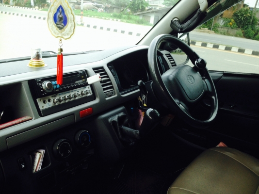 ขายรถตู้ โตโยต้า คอมมูเตอร์ สีขาว