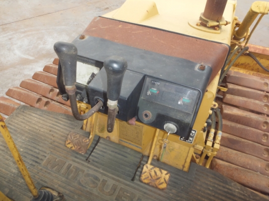 ขายด่วน รถแทรคเตอร์ตีนตะขาบ MITSU BISHI  BD2็H ใบแทรค 70 เกียร์ตัดใช้งานน้อยมาก 1100 ชม. นำเข้าจากญี่ปุ่นโดยตรงยังไม่เคยใช้งานในไทย ใช้งานมา 14xx  ชม. สภาพสวย  ถึงไทยเร็ว ๆๆนี้