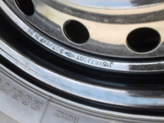 ขายล้อพร้อมยาง ขอบ 15  ขนาด 5 รู TOYOTA  มี 2 ล้อ TEL.081-427-3941