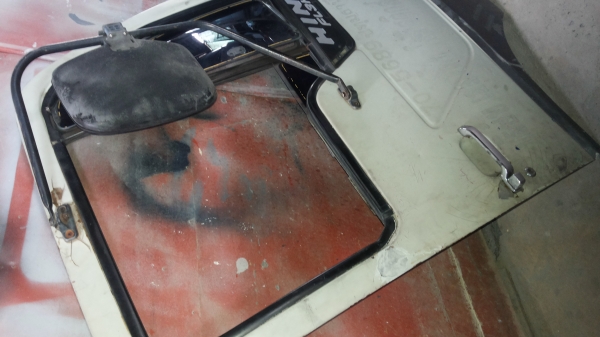 ประตูสิงค์ไฮเทคข้างขวาอุปกรณ์แผงข้างเป็นกระจกไฟฟ้า