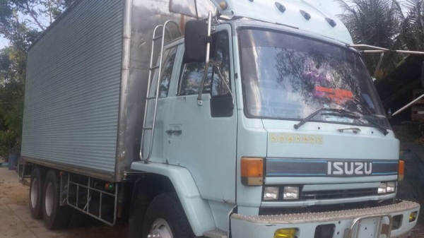 รถอีซูซุ 10 ล้อ ตู้เย็น  FVM  195 แรงม้า. ปี 38  สนใจติดต่อ 081 - 6079515