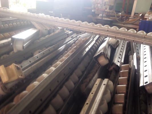 ชุดรางล้อเลื่อน นำไปทำชุดลำเลียงชิ้นงานได้เลย สภาพใหม่มีความยาวหลายแบบขายที่ 100 บาทต่อความยาว 1 ฟุต