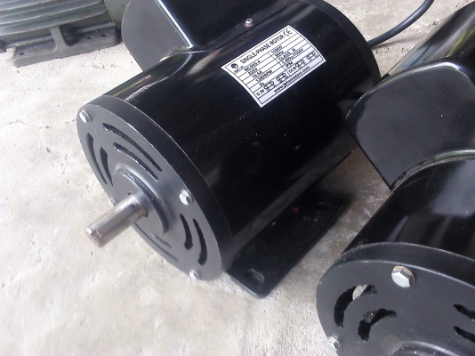 มอเตอร์ 1.5 แรงม้า ใช้ไฟ 220 V. ไฟบ้านได้เลย เป็นของใหม่ติดกับเครื่องจักรมาแล้วถอดเปลี่ยน (มี 8 ตัว)นำไปต่อใช้งานได้เลย แกนเพลาขนาด 19 มม. มีพัดลมระบายความร้อนในตัว สามารถต่อให้หมุน ซ้าย-ขวาได้