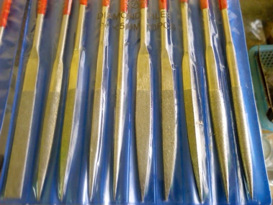 ตะไบเพชร ทั้งชุดมีทั้งตะไบแบน ,กลม ,สามเหลี่ยม,สี่เหลี่ยม ฯ ชุดตะไบเพชรเอาไว้เก็บงานที่แข็งๆมากๆ เก็บงานสุดท้ายได้ดี