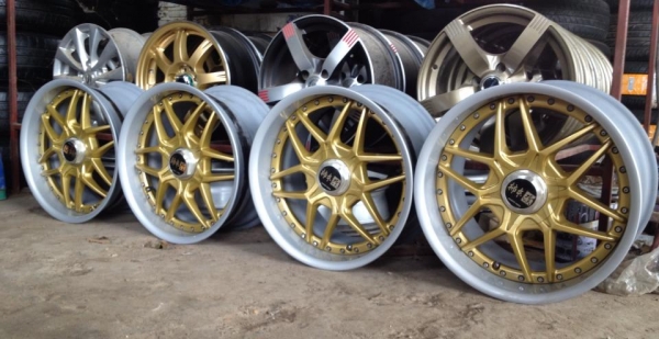 ขายล้อ SSR 2 ชิ้นแท้ขอบ 17 หน้า8.5 หลัง9.5 4,5/114.3 หล่อๆ ครับ