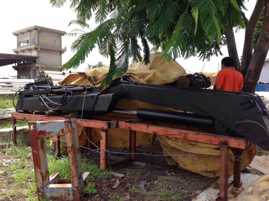 ขายเฮี๊ยบ 6 ตัน พร้อมตัวคีบเหล็ก โทร 0840557743