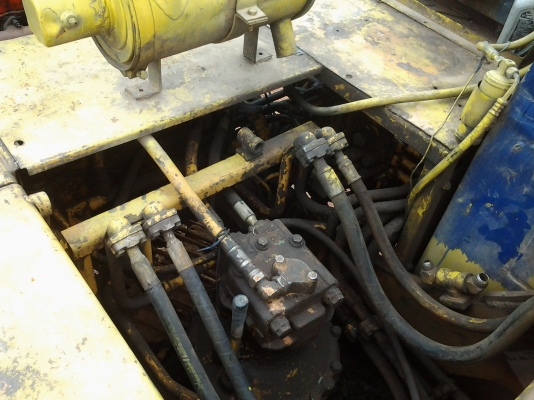 KOMATSU  PC   200, รุ่น  3 เครื่อง  6BG  เทอร์โบ  175แรง   เล่มทะเบียนพร้อมโอน